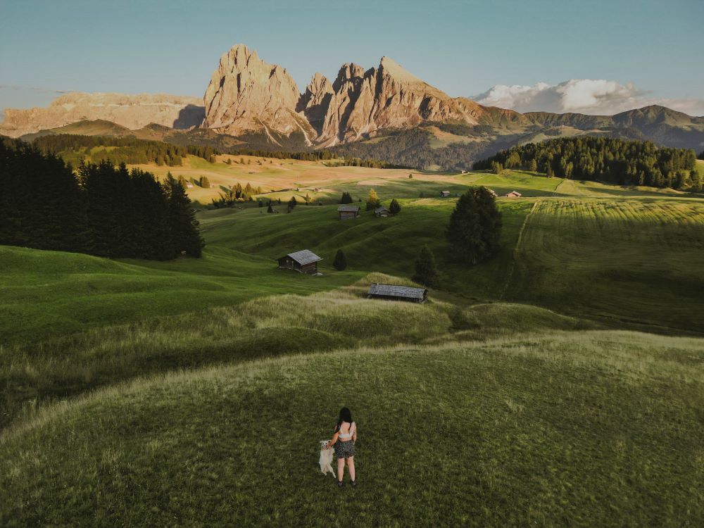 prado enorme con montañas en alpe siusi